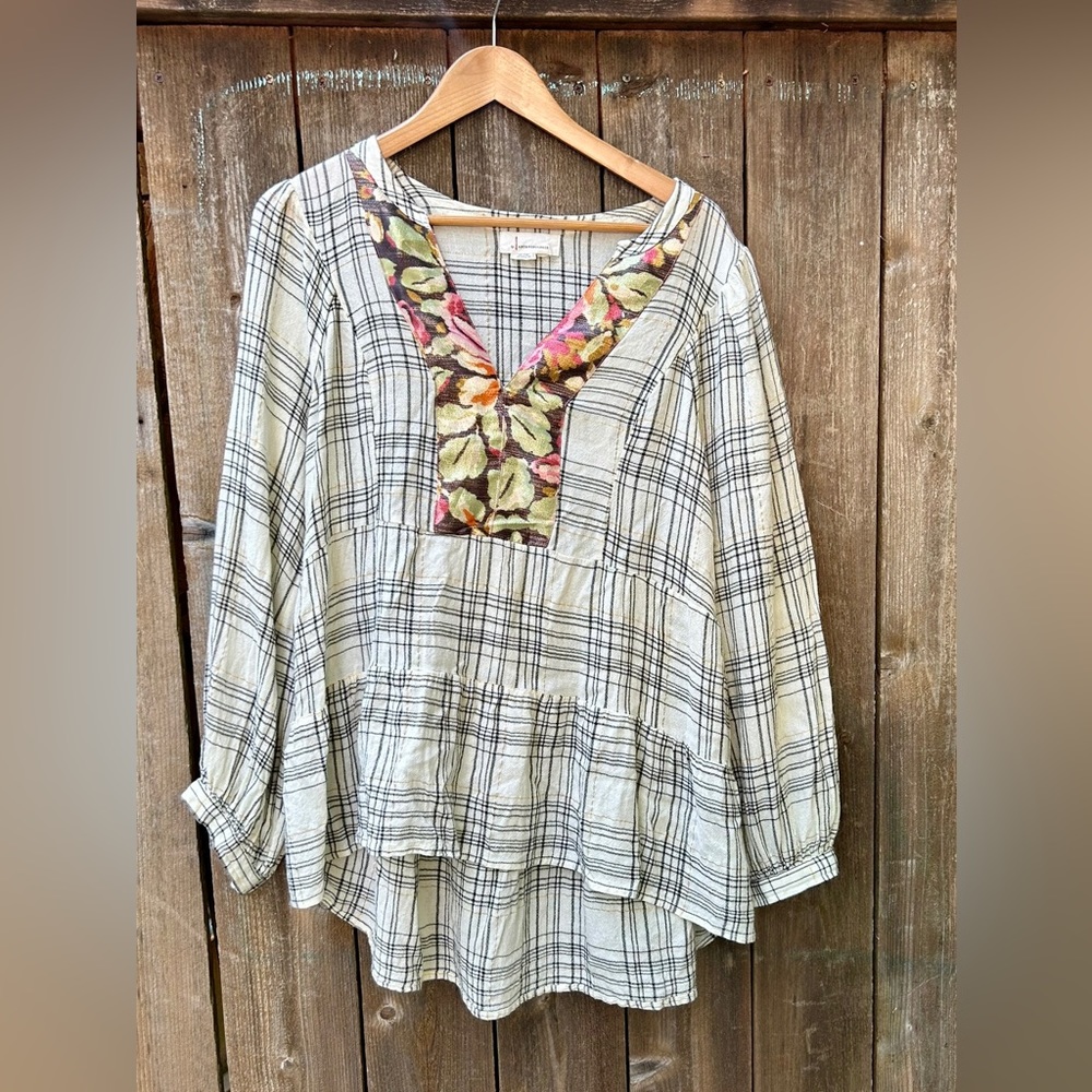 Gorgeous Anthropologie Darlene top. Lovely light weight fabric w/ flecks of gold